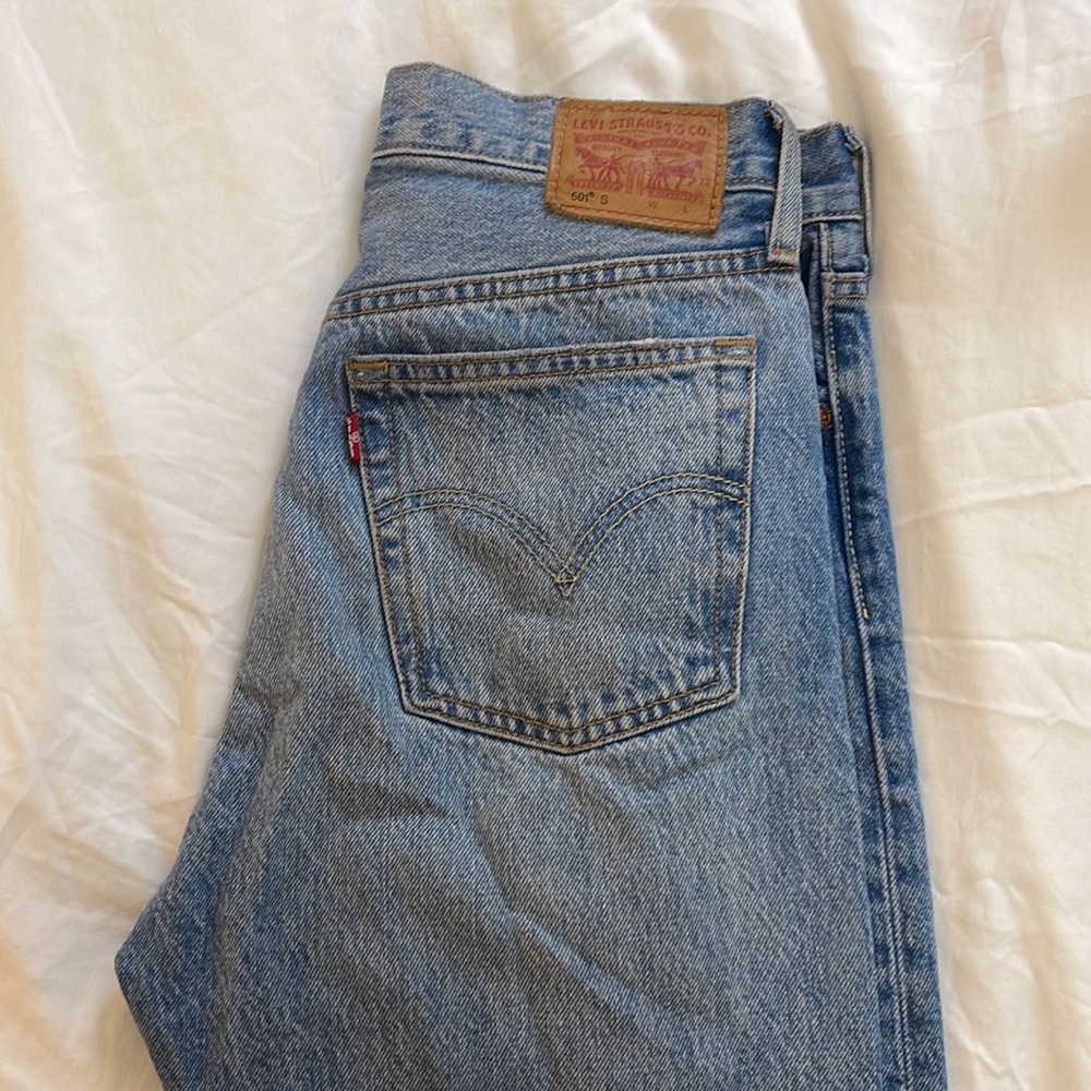 501 Levi size 27/28 distressed jeans